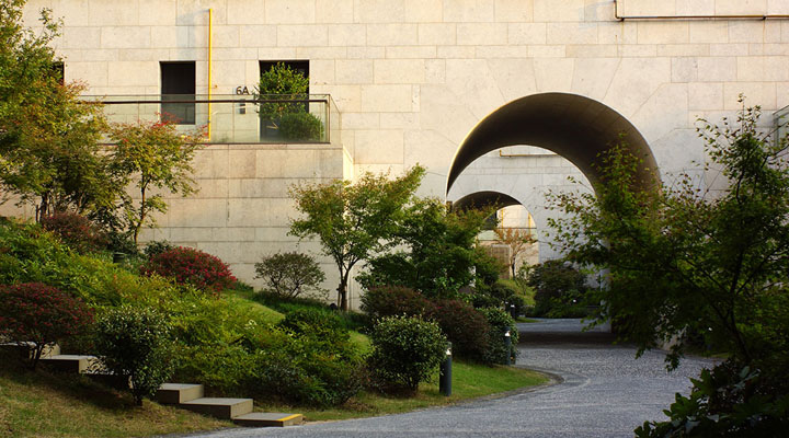 濕地旅游策劃咨詢公司：杭州西溪濕地公寓建筑旅游規(guī)劃底部均設(shè)有橋洞空間